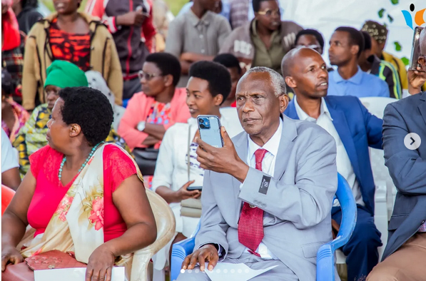 Dr Philippe Ntahonkuriye, Recteur de cette université, a remercié le Ministère de l'éducation